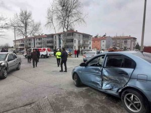 3 Araçlı Trafik Kazası: 1 Yaralı