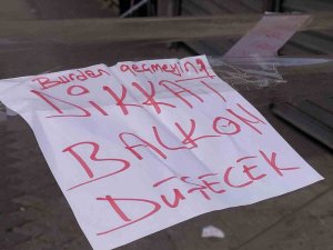 Güngören’de Balkonu Çökmek Üzere Olan Binaya Şeritli Önlem