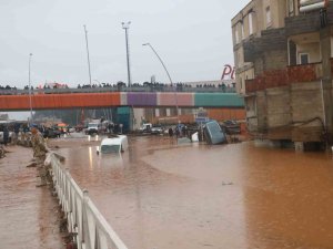 Deprem Bölgesini Sel Vurdu: 11 Ölü, 7 Kayıp