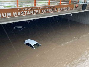 Diyarbakır’da Araçlar Sağanakla Birlikte Alt Geçitte Mahsur Kaldı