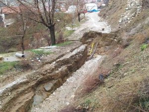 Adıyaman’da Heyelan 1 İş Makinesi Ve Otomobili Yuttu