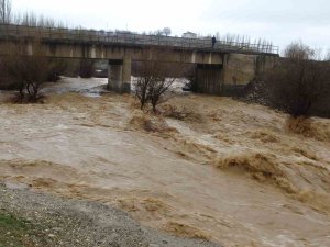Malatya’da Sel Metrelerce Yükseklikte Dalgalar Oluşturdu