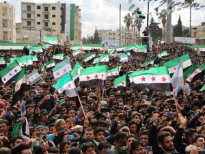 Suriye’de Halk İç Savaşın 12. Yılında Esad’ı Protesto Etti