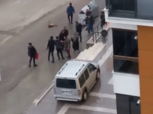 Sağanak Yağış Altında Dakikalarca Kavga Ettiler