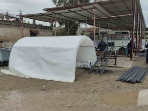 Deprem Bölgesinde Başkan Ve Ekibi Kendi Çadırlarını Üretti