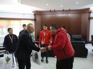 Madalyalı Boksörler Başarılarını Başkan Atabay İle Paylaştı