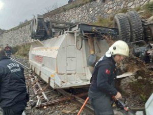 Devrilen Kamyonun Sürücüsü Hayatını Kaybetti