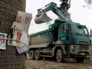 Deprem Geride Acı Hatıralar Bıraktı: Enkazdan Çıkan Fotoğraflar Ağaçlara Bağlanıyor