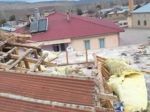 Erzincan’da Fırtına Sonrası Oluşan Hortum Çatıları Uçurdu