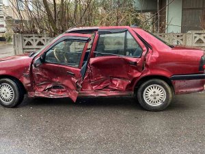 Çarpışan Otomobillerden Biri Duvara Çarparak Durabildi: 1 Yaralı