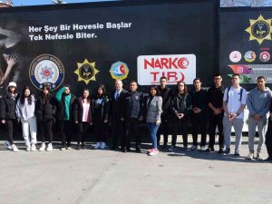 Kartal Meydanında Bulunan ‘Narko Tır’ İle Vatandaşa Uyuşturucu Hakkında Bilgi Veriliyor