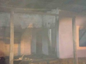 Gürpınar’da Alevlere Teslim Olan Ev Kullanılamaz Hale Geldi