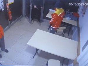 İ̇stanbul’da Akaryakıt İstasyonunda Bıçaklı Gasp Kamerada