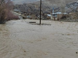 Derelerden Taşan Sel Suları Köy Yollarını Ulaşıma Kapattı
