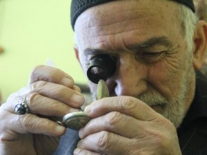 20 Metrekarelik Dükkânda Yarım Asırdır Saat Tamir Ediyor