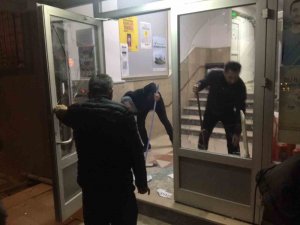 "Çocuğumu Aldınız" Diyerek Aile Ve Sosyal Hizmetler Müdürlüğü’nün Camlarını Kırdı