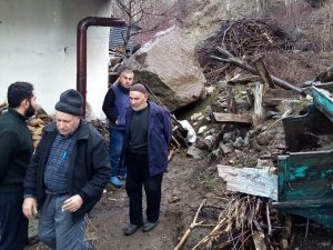 Refahiye’de Evin Üzerine Kaya Yuvarlandı
