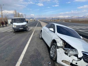 Otomobille Minibüs Çarpıştı: 3 Yaralı