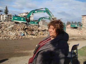 Gurbetçi Annenin Enkaz Başında Umutlu Bekleyişi