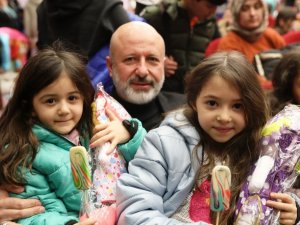 Başkan Çolakbayrakdar: “Depremzede Çocuklar, Başımızın Tacıdır”