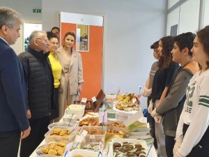 Başkan Büyükkılıç Miniklerin Hayır Panayırını Ziyaret Etti