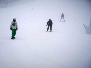 Deprem Bölgesinde Görev Yapan Doktorlar Kayak Yaparak Stres Attı