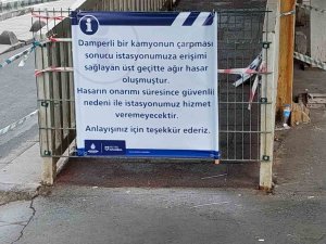 Sultangazi’de Damperi Açılan Hafriyat Kamyonu Üst Geçide Böyle Çarptı