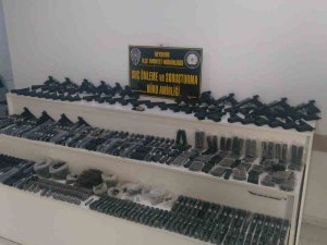 Silah Kaçakçısının İş Yerinden Cephanelik Çıktı