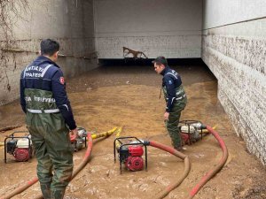 Antalya Büyükşehir Belediyesi Şanlıurfa’da Su Tahliye Çalışmalarına Destek Veriyor