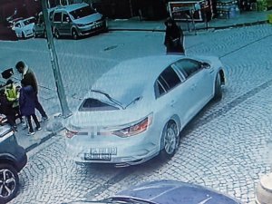 Zeytinburnu’nda Otomobilin Altında Kalan Kadını Vatandaşlar Kurtardı: Kaza Anı Kamerada