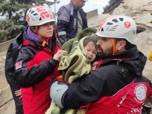 Kurtardıkları Çocuğa Verdikleri Sözü Tutup Annesini De Kurtardılar