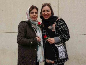 Nevruz Tatili İçin Gelen İ̇ranlı Turistler Yüksekova’da Güllerle Karşılandı