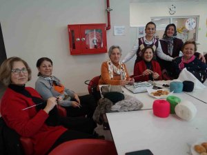 Gönüllü Kadınlar Yaşlılar İçin Buluştu, Şiş Ve İp Alıp Battaniye Ördü