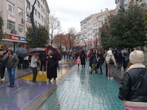 Bolu’da Deprem Vatandaşları Sokağa Döktü