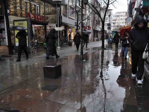 Yağmurdan Kaçan Vatandaşlar Sığınacak Yer Aradı