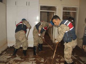 Mehmetçik Selzedelerin Yaralarını Sarıyor