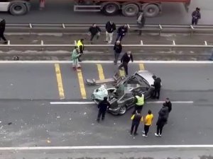 Beylikdüzü Ambarlı Liman Yolu’nda Bir Otomobil Önce Bir Tıra Ardından Bariyerlere Çarpması Sonucu 3 Kişi Hayatını Kaybetti.