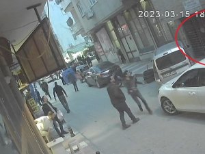 Kavgaya Karışan Şahısları Süpürgeyle Kovalarken Canından Oluyordu