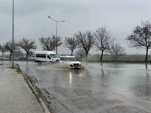 Biriken Yağmur Suyundan Geçen Araç Sürücüleri Zor Anlar Yaşadı