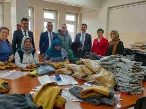 Gönüllü Kadınlar Kolları Sıvadı, Depremzedeler İçin Kıyafet Dikiyor