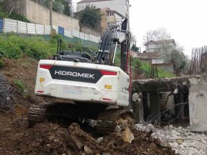 Kirişlerin Toprakla Doldurulduğu İddia Edilmişti, Yıkımına Başlandı