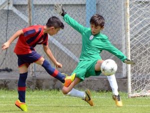 Çocuklar Sahada, Anneler Tribünde