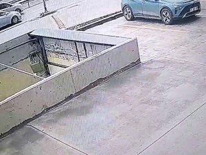 Beylikdüzü Ambarlı Liman Yolu’nda 3 Kişinin Hayatını Kaybettiği Kaza Güvenlik Kamerasına Yansıdı. Görüntülerde Hızla Gelerek Ve Kontrolden Çıkan Otomobil, Tırın Altına Girerek Bariyerlere Çarpıyor.