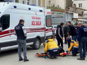 Taksiye Çarpmamak İçin Motosikletini Deviren Sürücü Yaralandı