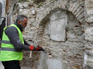 Kuşadası’nda Tarihi Çeşmelerin Yeni Yüzleri Belirmeye Başladı