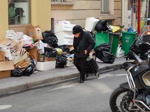 Fransa’da Kaldırımlar Çöple Doldu, Yayalar Araç Yollarını Kullanmaya Başladı