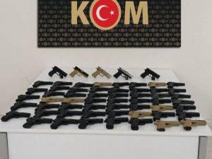 Silah Kaçakçısı Bulgar Çift Türk Polisine Takıldı: Otomobillerinde 59 Tabanca Yakalandı