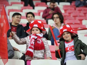 Sivassporlu Taraftarlar, Fiorentina Maçına Yoğun İlgi Gösteriyor