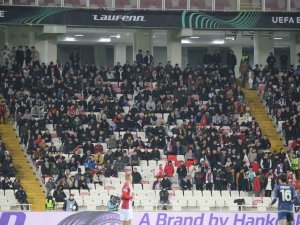 Depremzedeler Sivasspor-fiorentina Maçını Ücretsiz İzledi