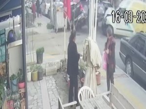 İ̇zmir’de İki Araç Kafa Kafaya Çarpıştı: 1 Yaralı